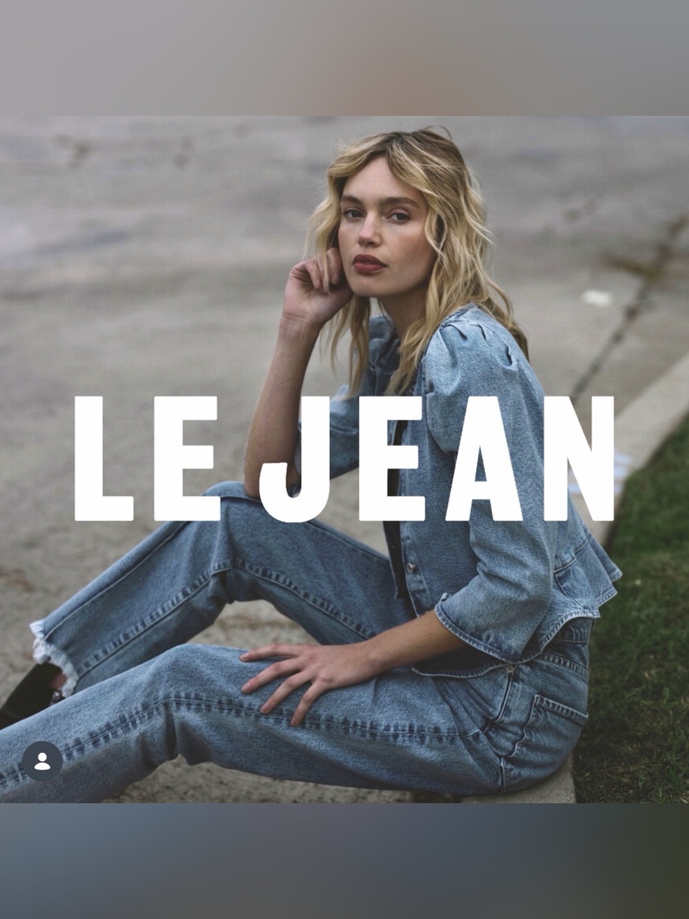 LE JEAN MIA Relaxed Women's Light Wash Straight Leg Jeans with distressed knees